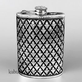 Небольшая серебряная фляжка с откидной крышкой 