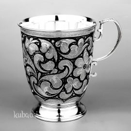 Серебряная кружка с удобной ручкой - кр101