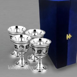 Набор  из четырех невысоких серебряных рюмок - р00023-4