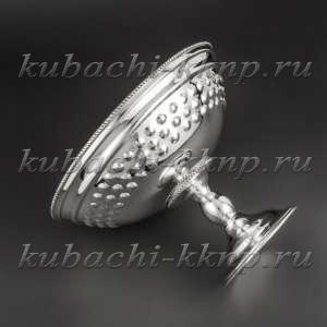 Серебряная конфетница-вазочка без чернения с чеканкой на ножке 