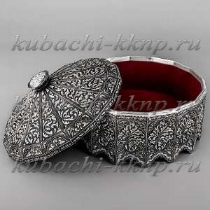 Шкатулка из серебра с чеканкой и глубокой гравировкой - шк07