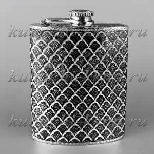 Небольшая серебряная фляга с откидной крышкой 