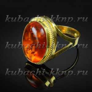 Серебряное кольцо с искусственным янтарем в оправе с позолотой - к225