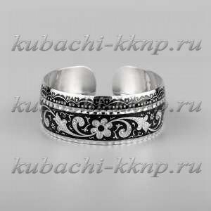 Жесткий серебряный браслет с нежным рисунком - БР190