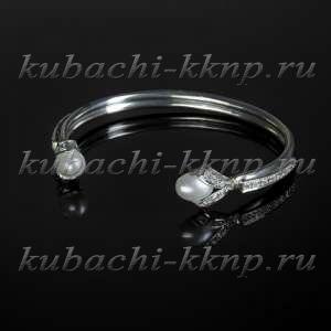 Серебряный глянцевый жесткий браслет с искусственным жемчугом и фианитами - бр2 Серебряный глянцевый жесткий браслет с искусственным жемчугом и фианитами - бр2