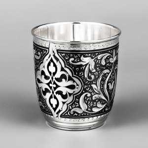 Серебряный стакан со вставками и гравировкой, 210 мл - ст004