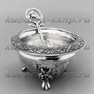 Серебряная солонка  с ложкой на ножках - с054 Серебряная солонка  с ложкой на ножках - с054