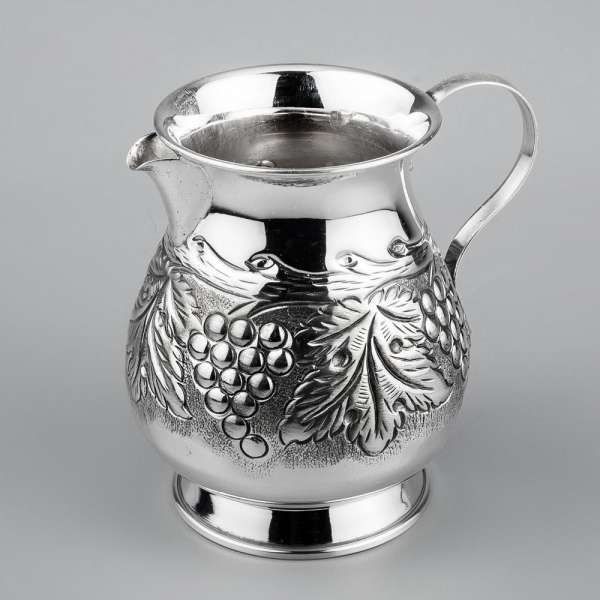 Серебряный молочник с виноградным рисунком, м018