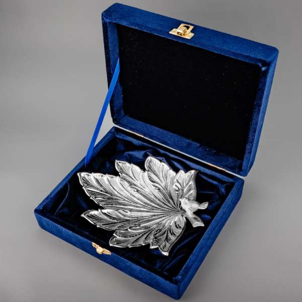 Серебряная конфетница  Кленовый лист с птичкой, КФ236п