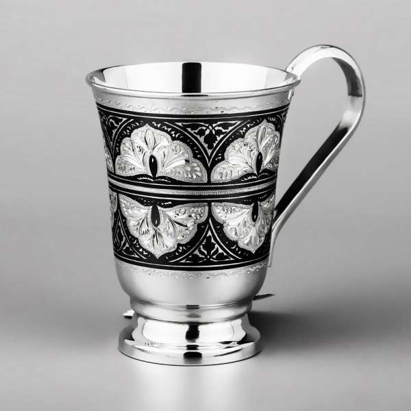 Серебряная кружка для воды с красивой гравировкой на ножке, кр078