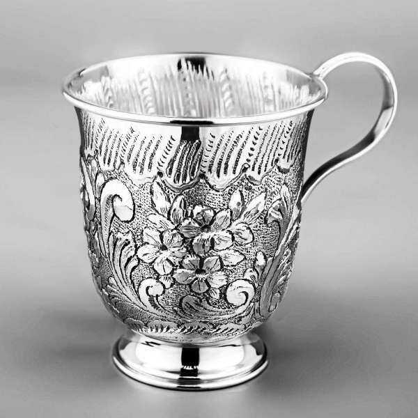Серебряная кружка «Фиалка» в подарочном футляре, 295 мл, КР145