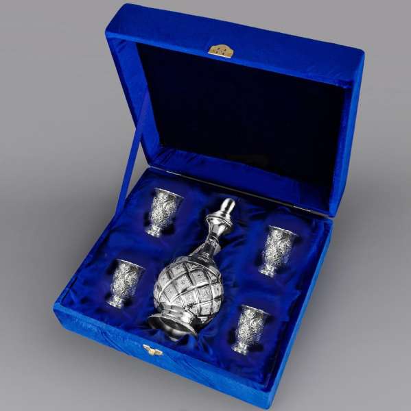 Серебряный водочный набор на четверых Косма, вс065